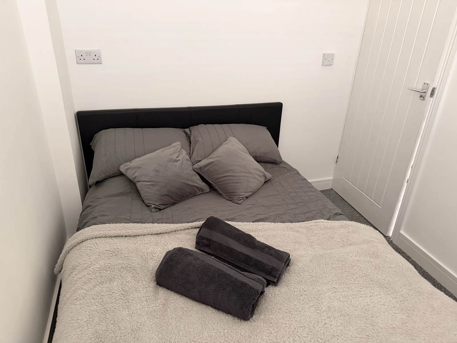 Yaverland Breeze double bedroom showing the bed, headboard and doorway